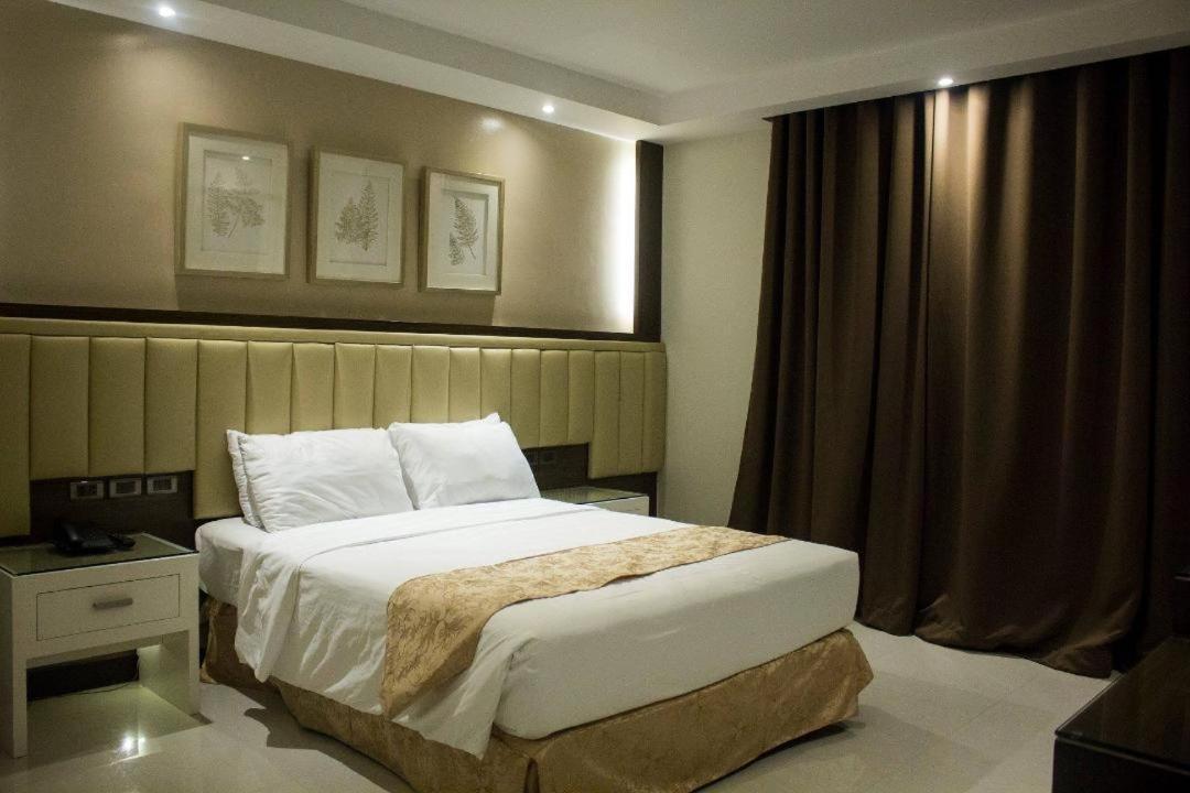 Crown Royale Hotel Balanga Dış mekan fotoğraf