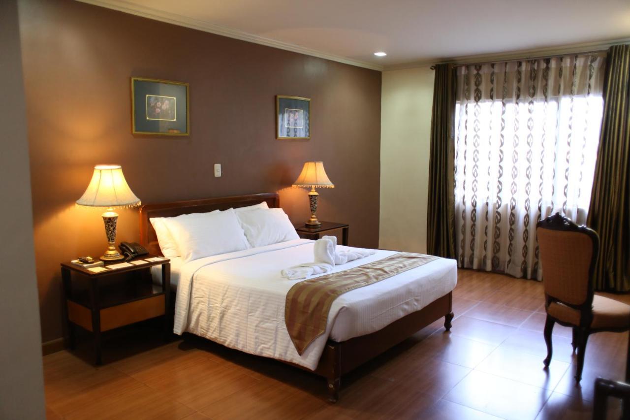 Crown Royale Hotel Balanga Dış mekan fotoğraf