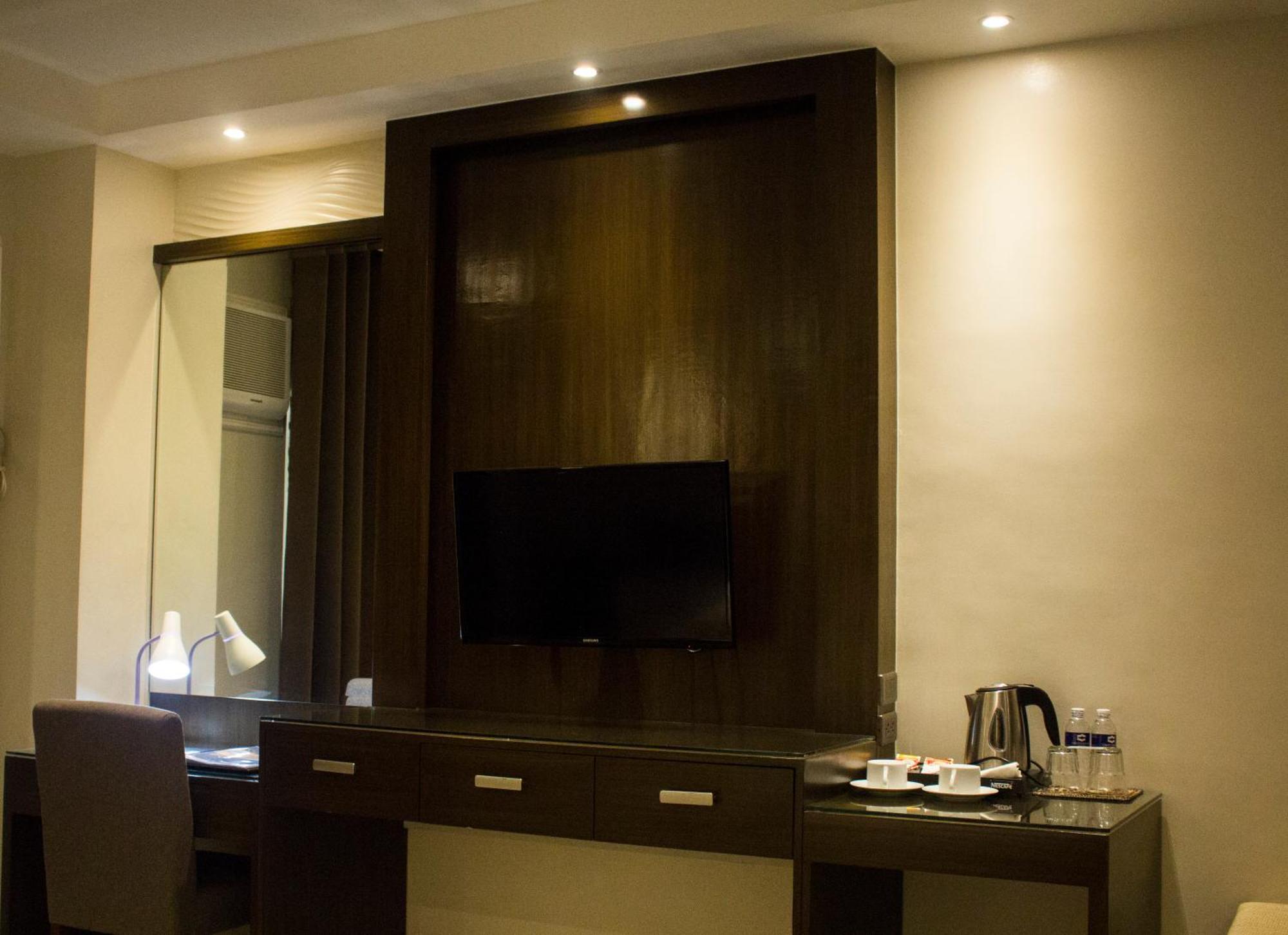 Crown Royale Hotel Balanga Dış mekan fotoğraf