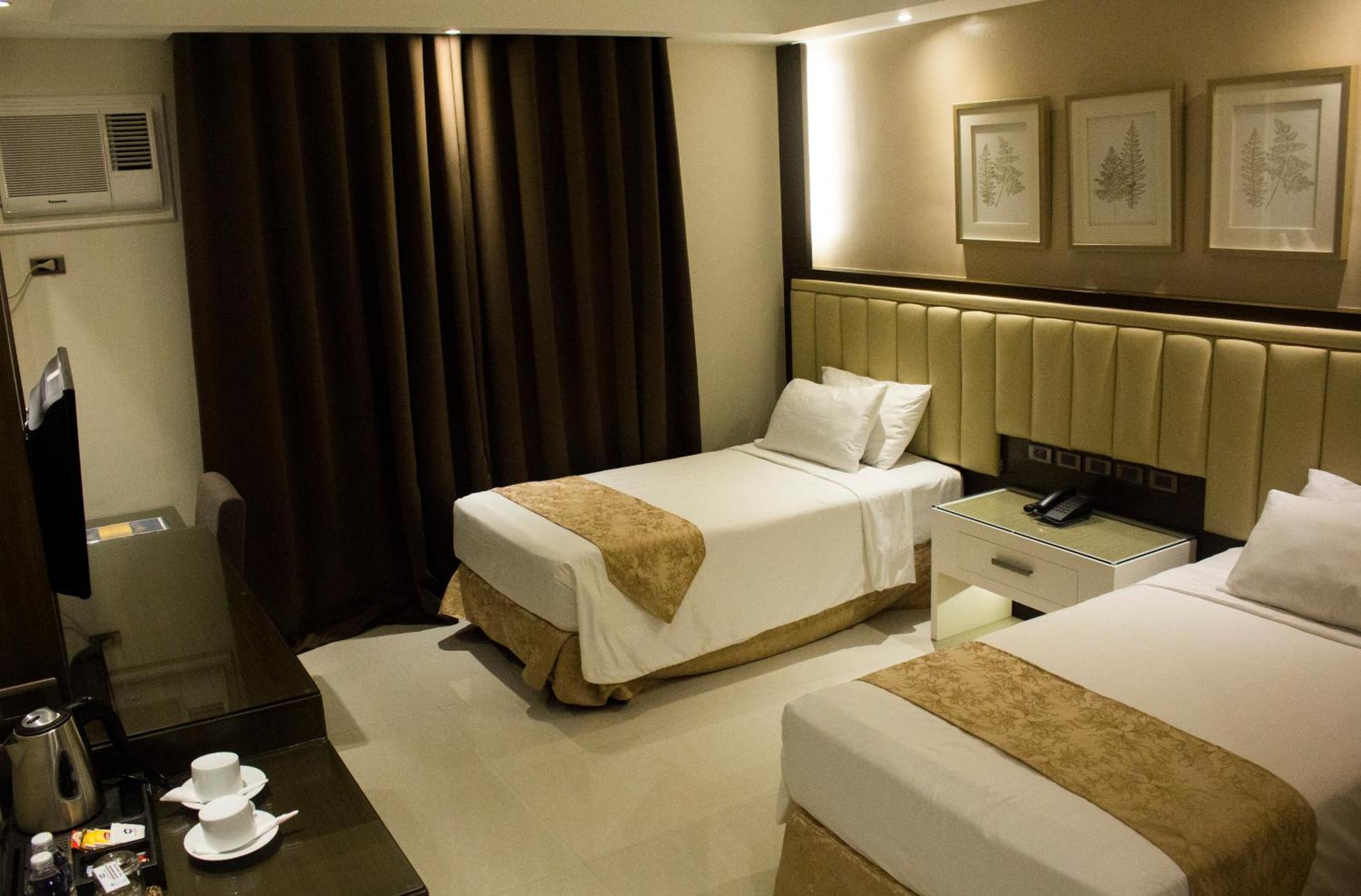 Crown Royale Hotel Balanga Dış mekan fotoğraf