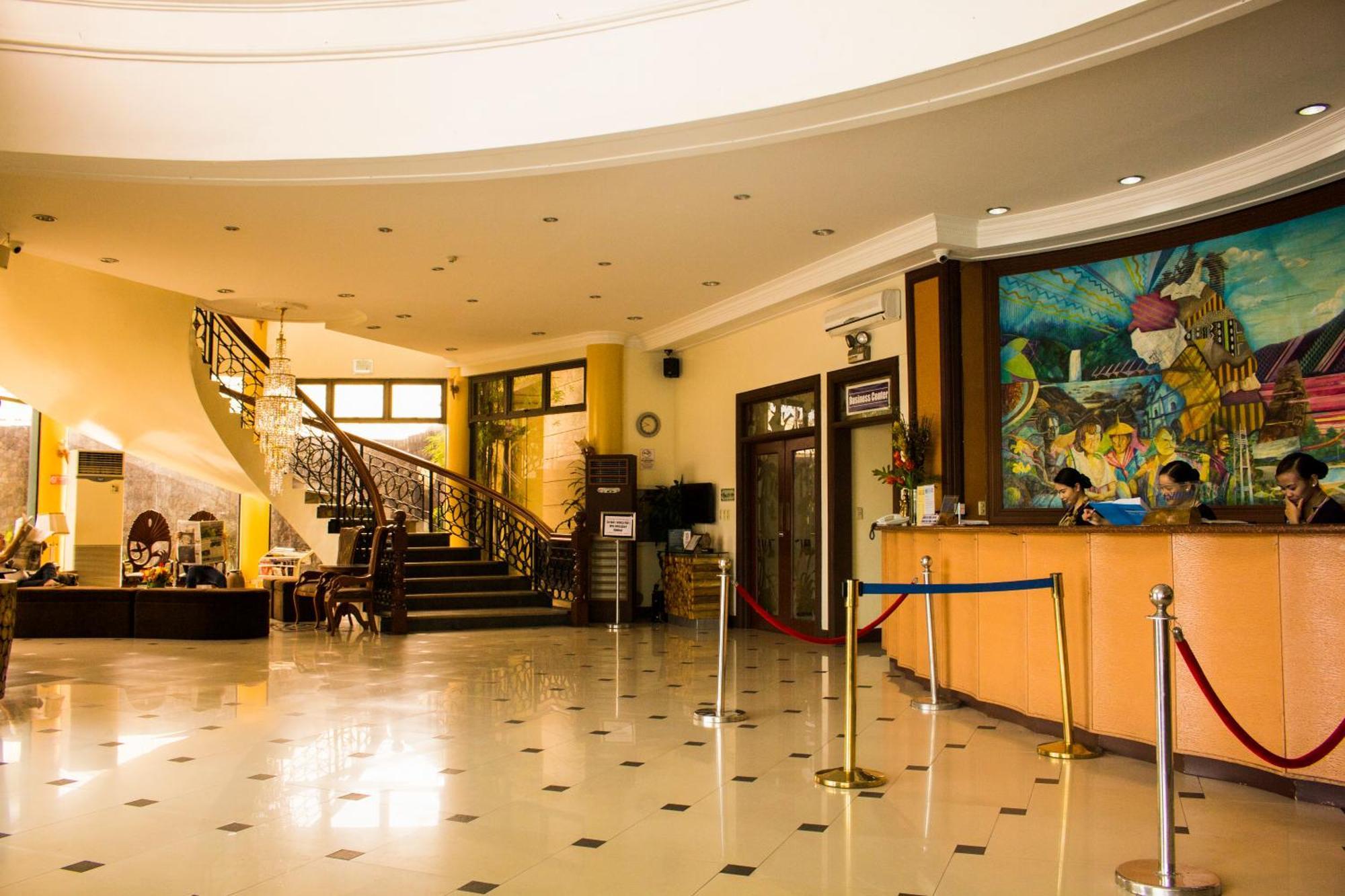Crown Royale Hotel Balanga Dış mekan fotoğraf