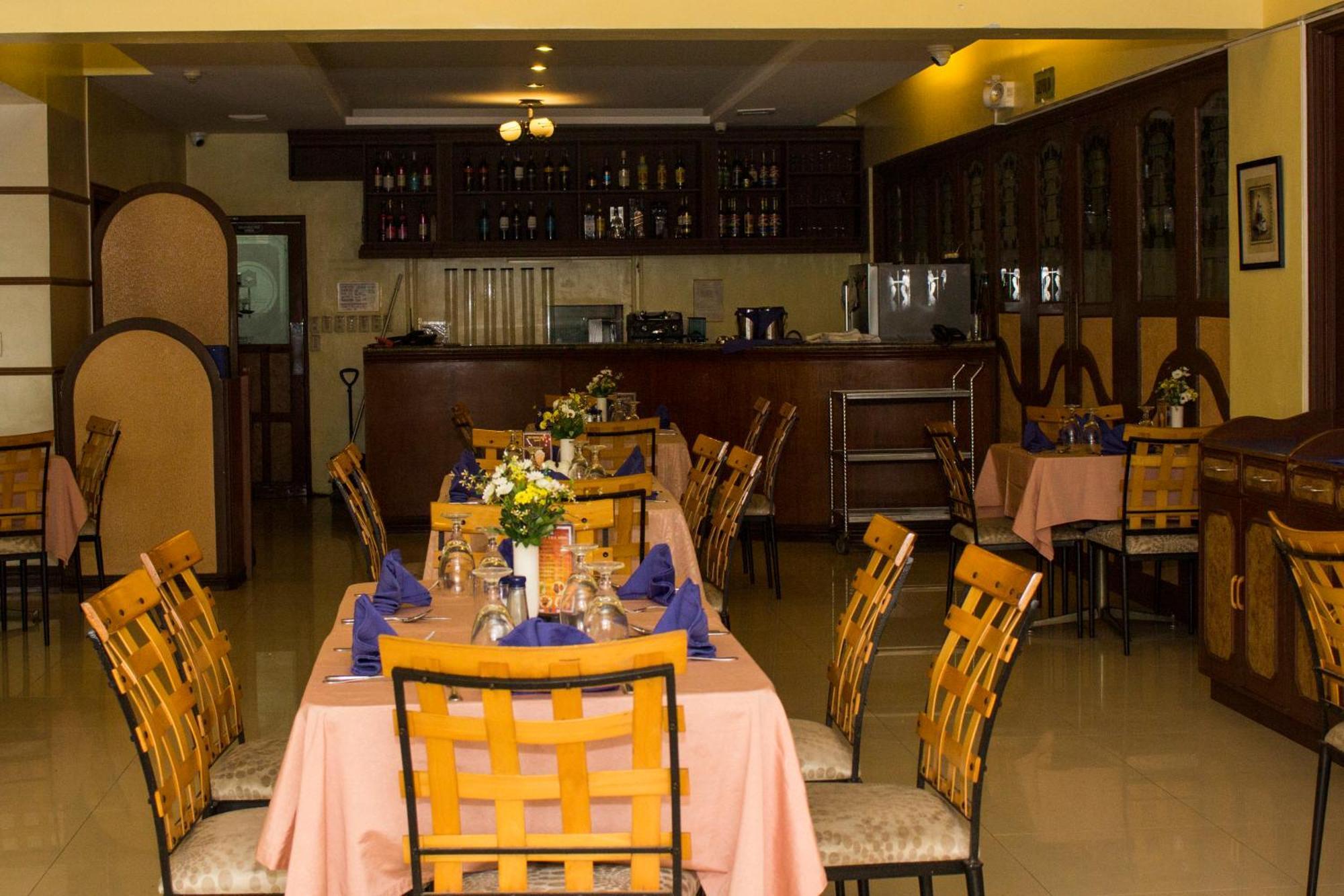 Crown Royale Hotel Balanga Dış mekan fotoğraf