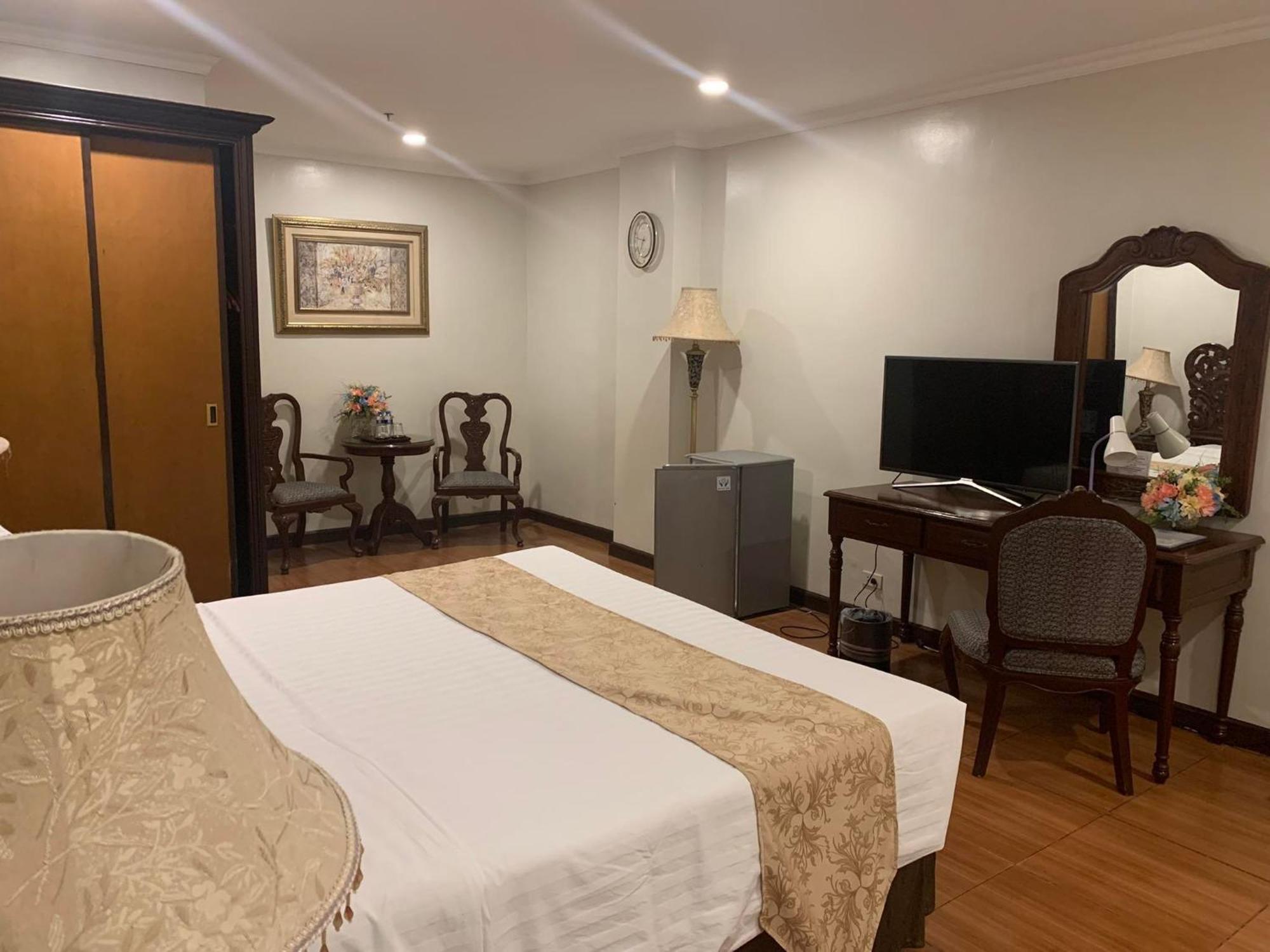 Crown Royale Hotel Balanga Dış mekan fotoğraf