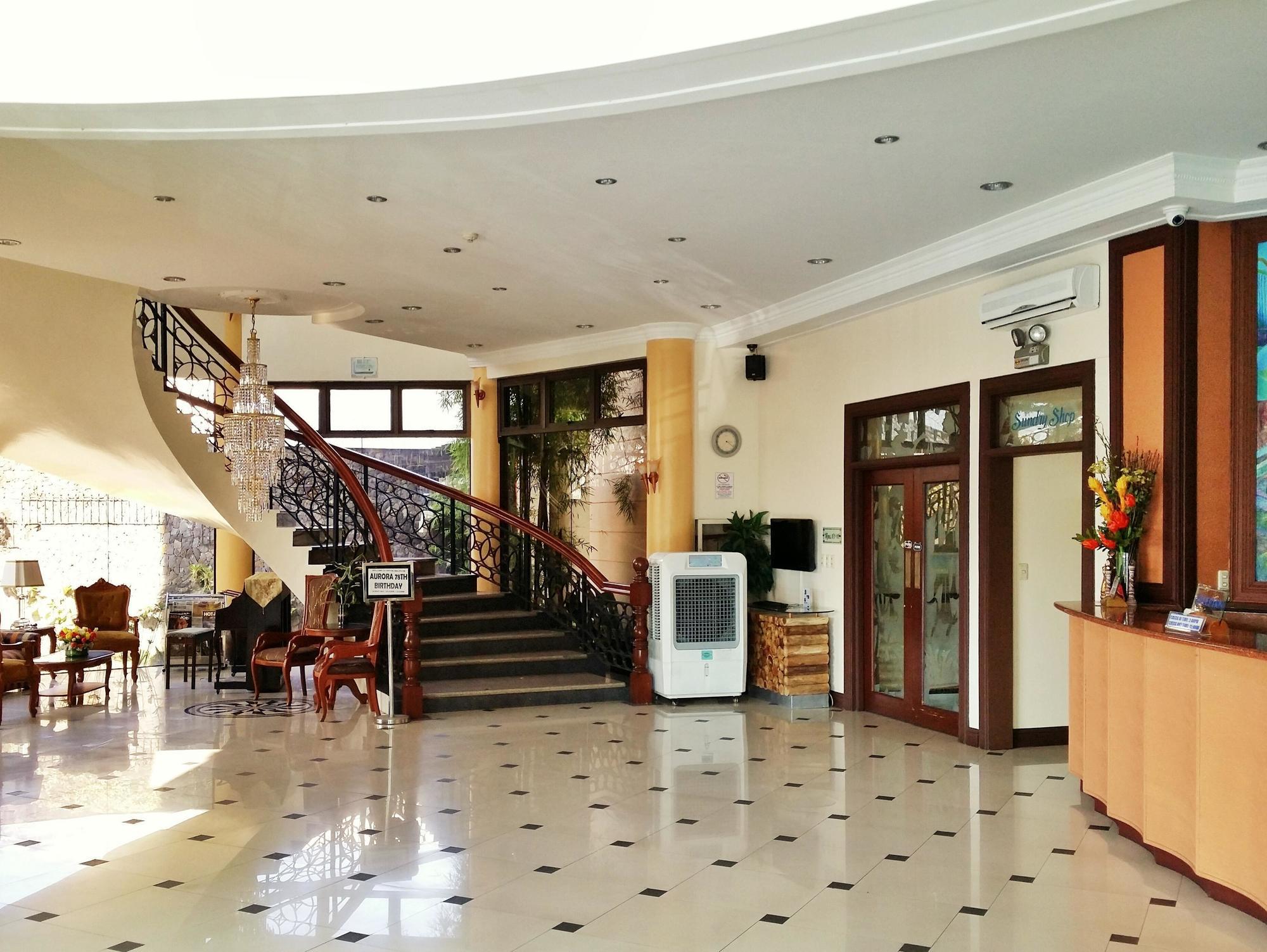 Crown Royale Hotel Balanga Dış mekan fotoğraf
