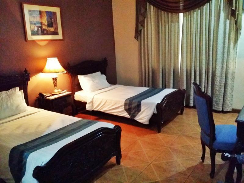 Crown Royale Hotel Balanga Dış mekan fotoğraf