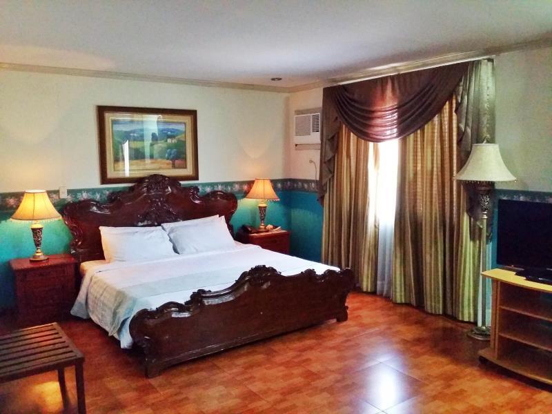 Crown Royale Hotel Balanga Dış mekan fotoğraf
