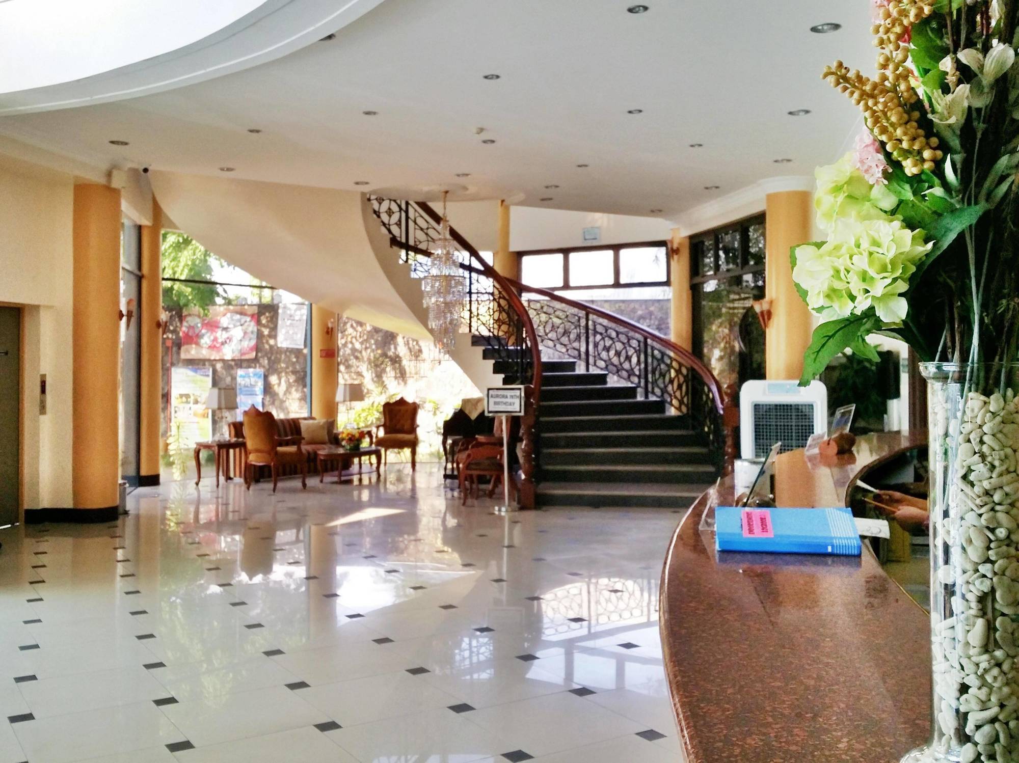 Crown Royale Hotel Balanga Dış mekan fotoğraf