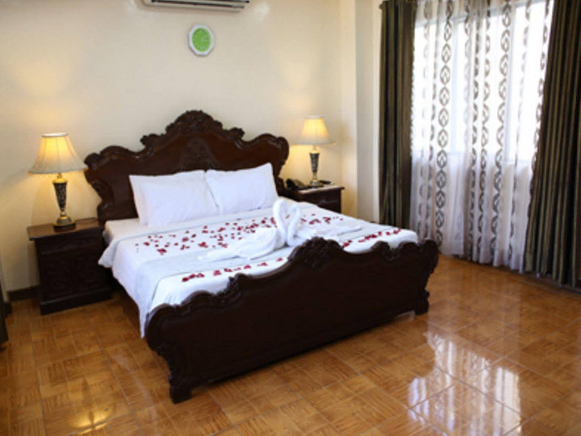 Crown Royale Hotel Balanga Dış mekan fotoğraf