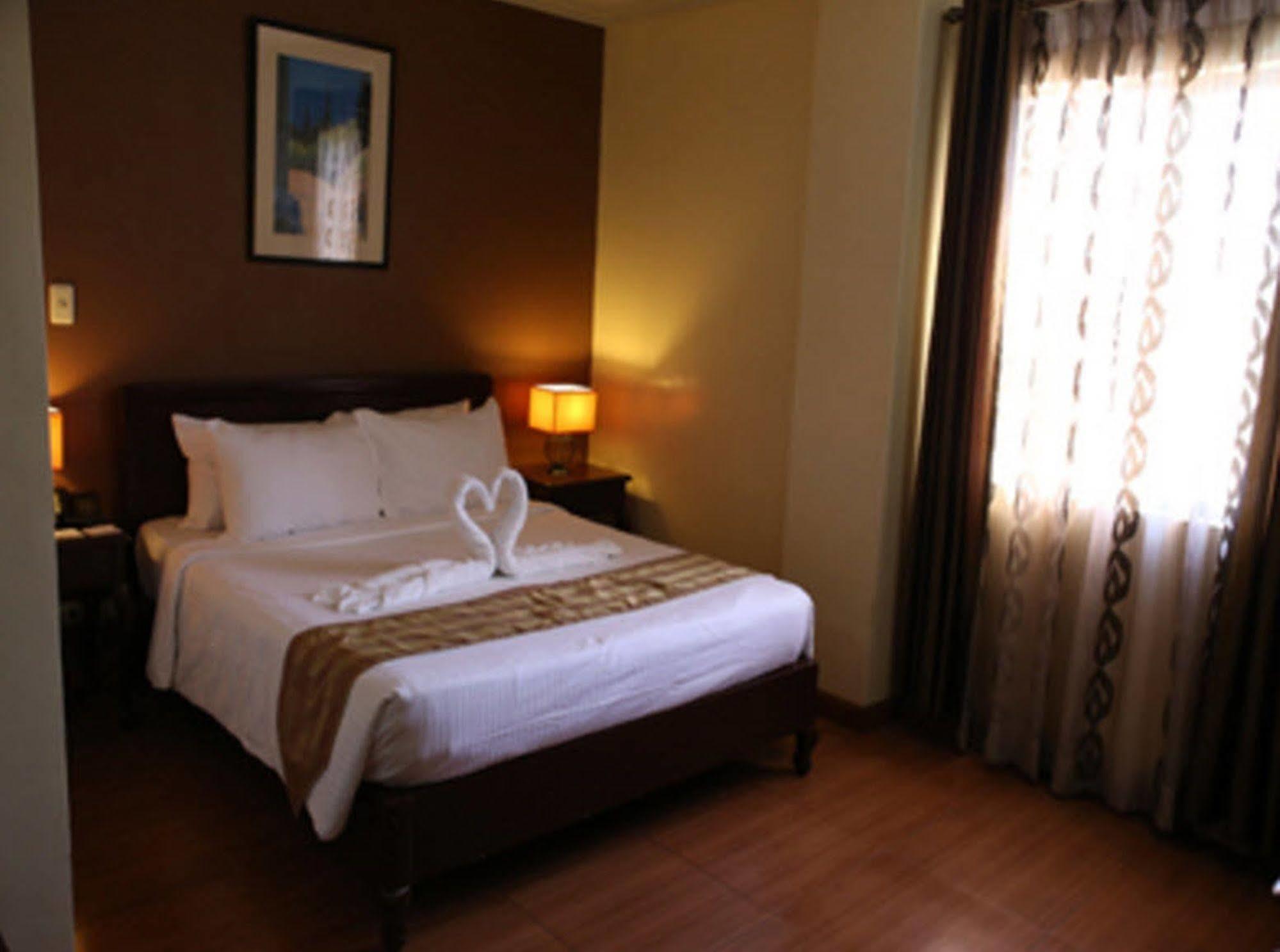 Crown Royale Hotel Balanga Dış mekan fotoğraf