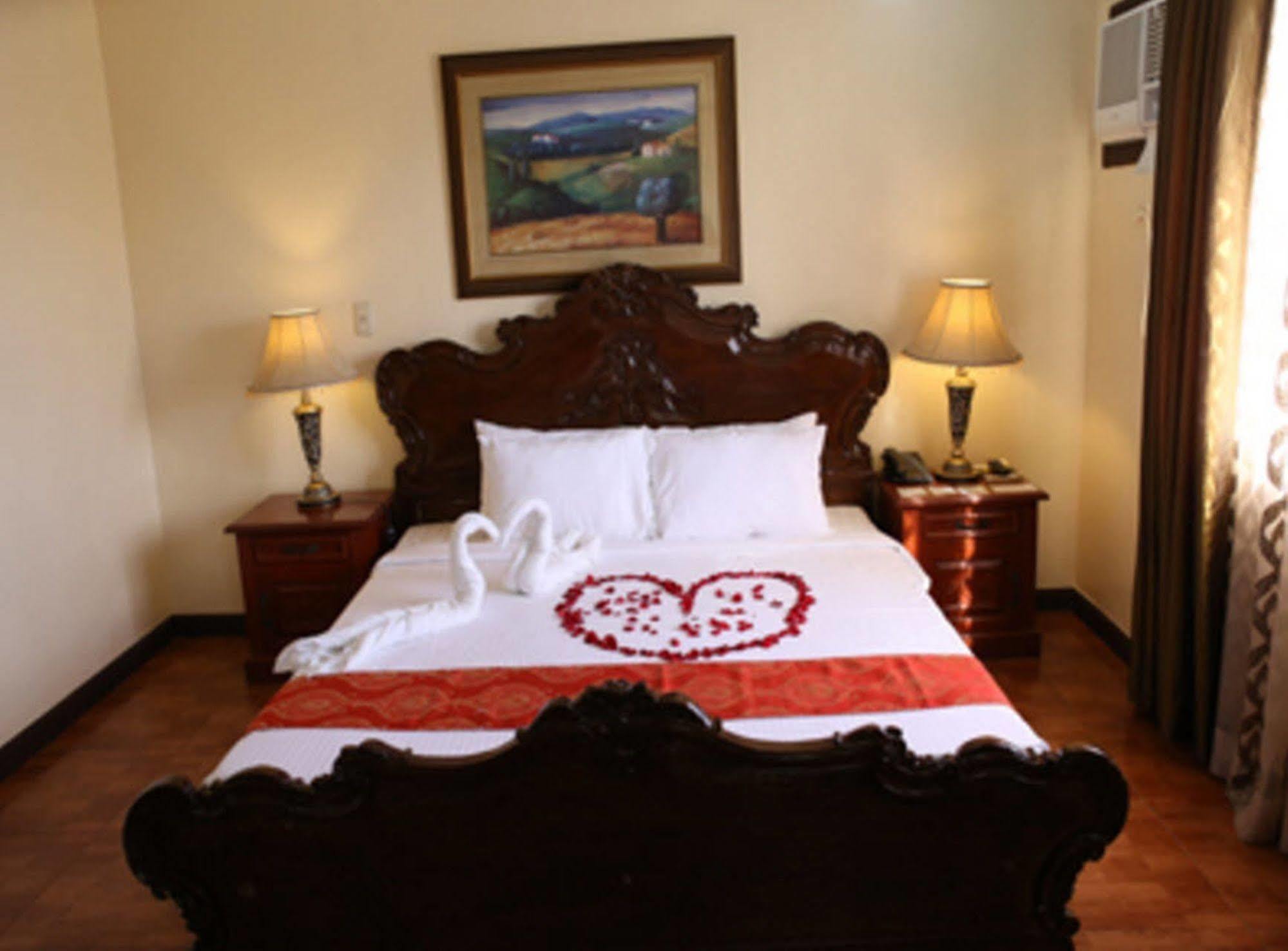 Crown Royale Hotel Balanga Dış mekan fotoğraf
