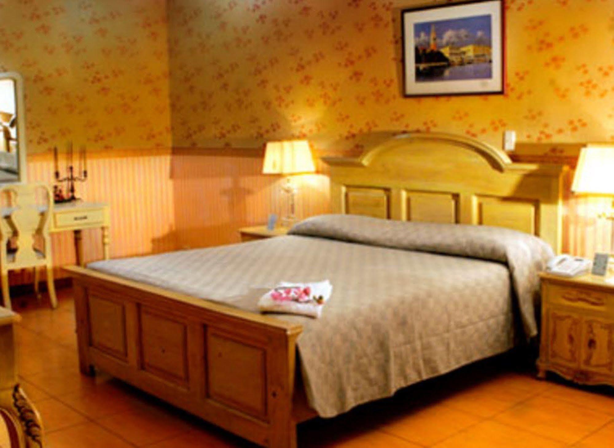 Crown Royale Hotel Balanga Dış mekan fotoğraf