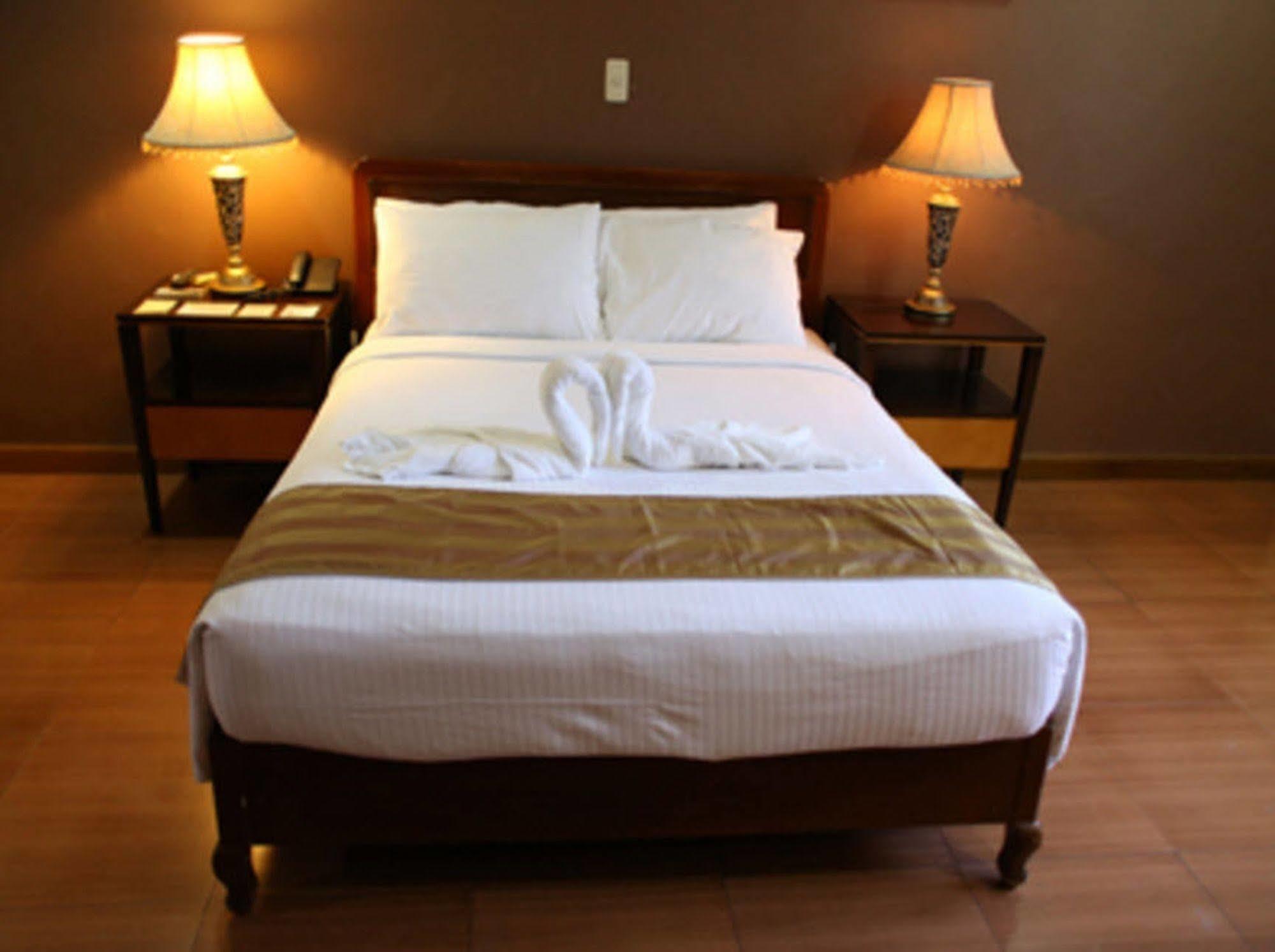 Crown Royale Hotel Balanga Dış mekan fotoğraf