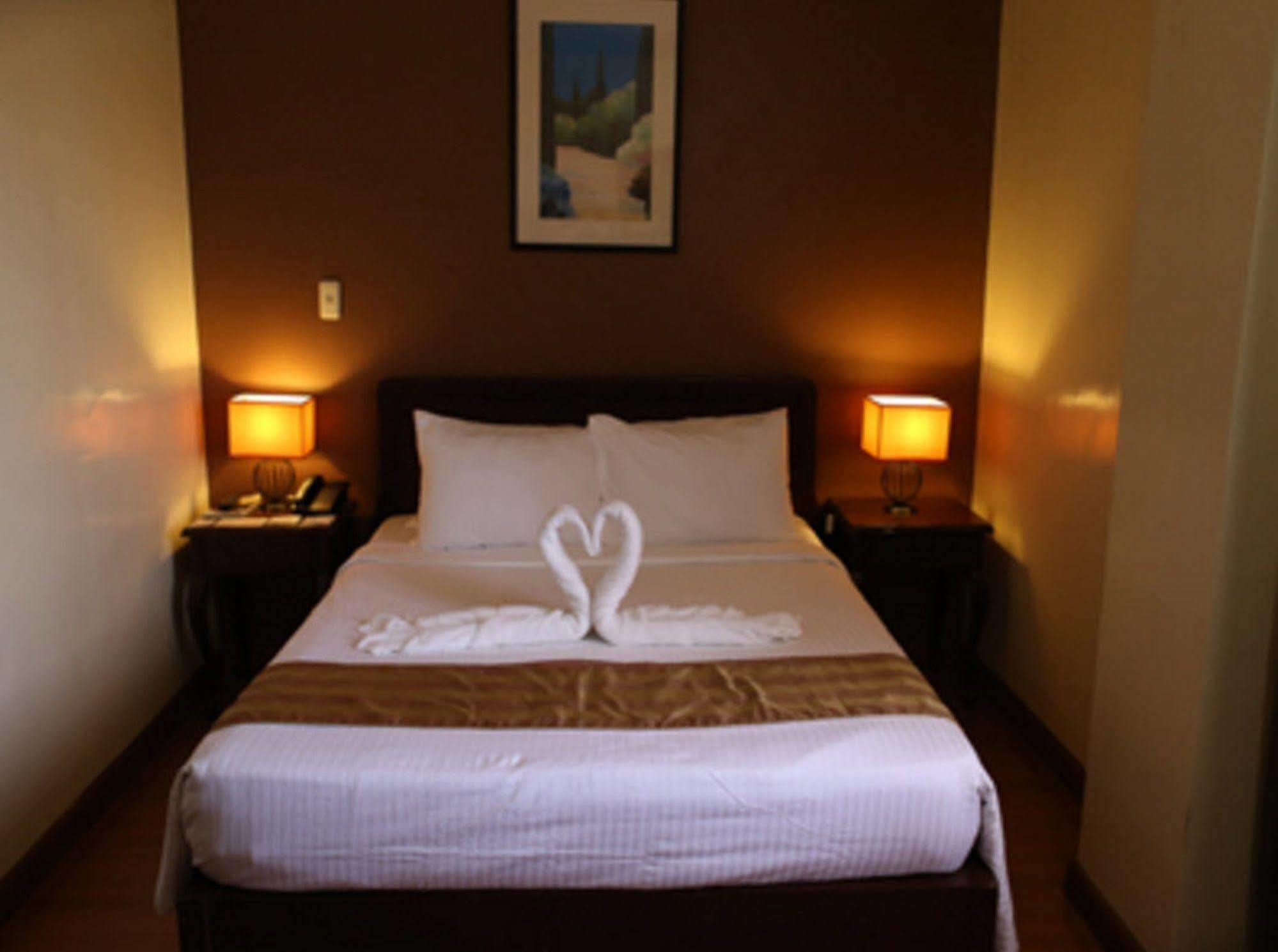 Crown Royale Hotel Balanga Dış mekan fotoğraf