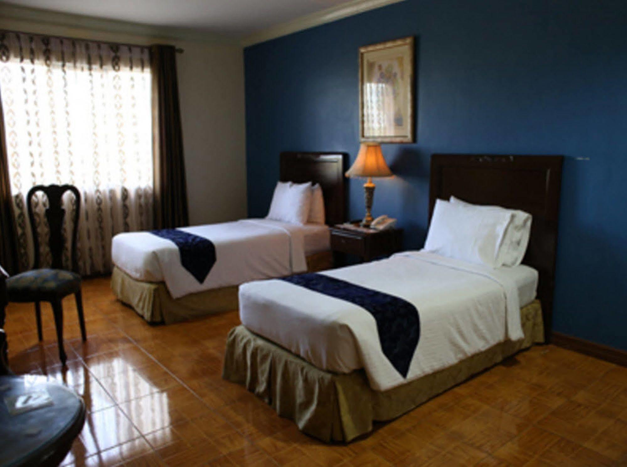 Crown Royale Hotel Balanga Dış mekan fotoğraf