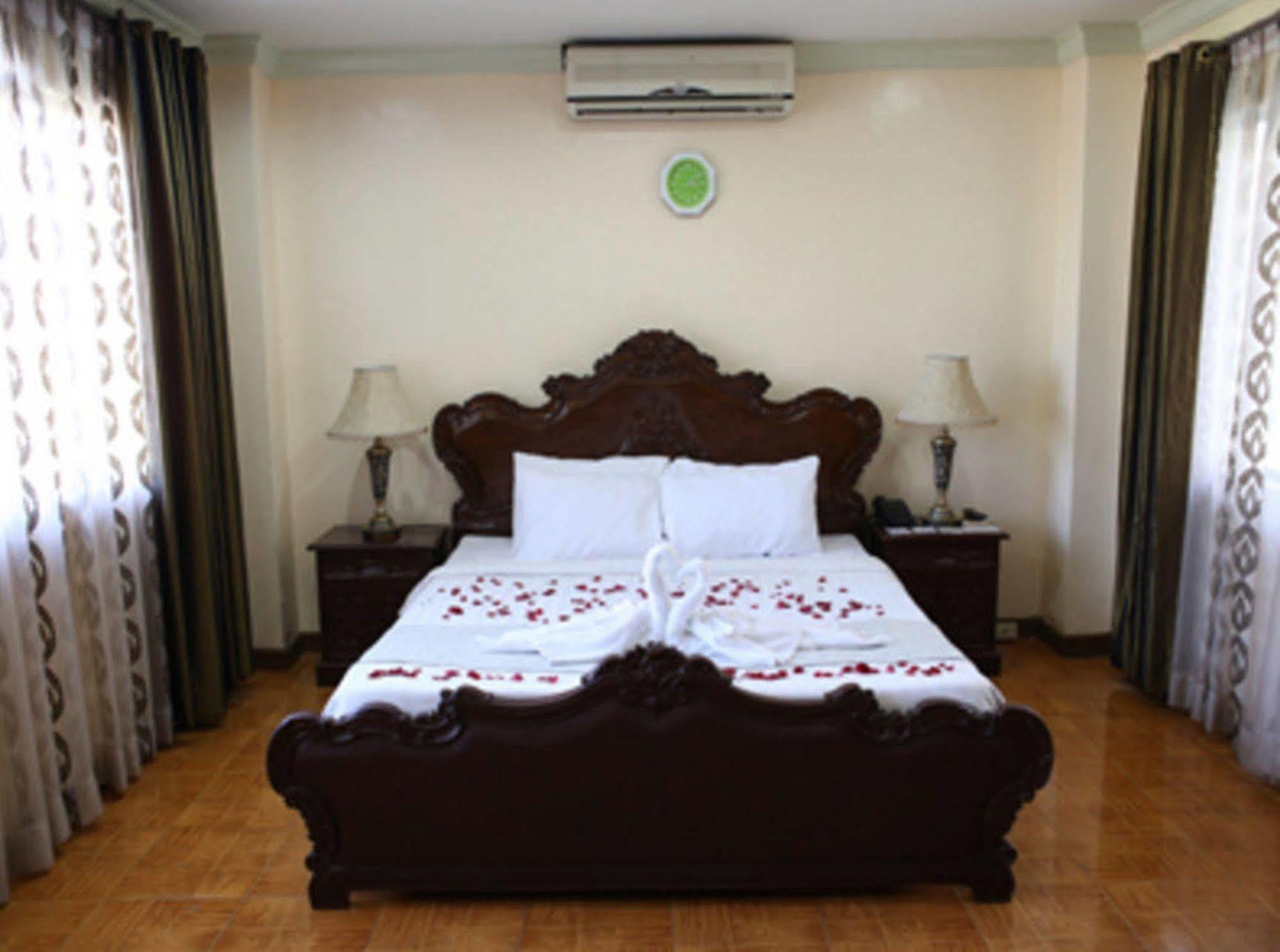 Crown Royale Hotel Balanga Dış mekan fotoğraf