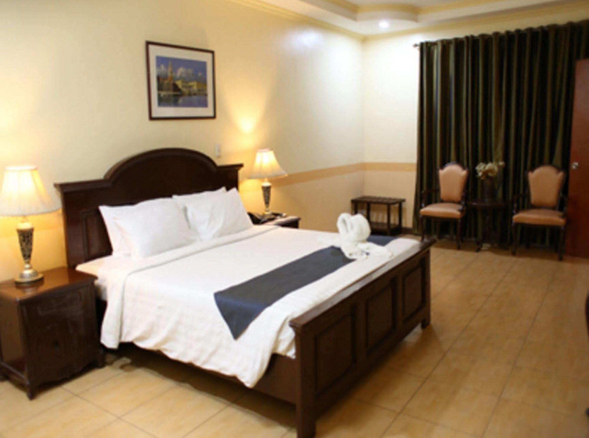 Crown Royale Hotel Balanga Dış mekan fotoğraf