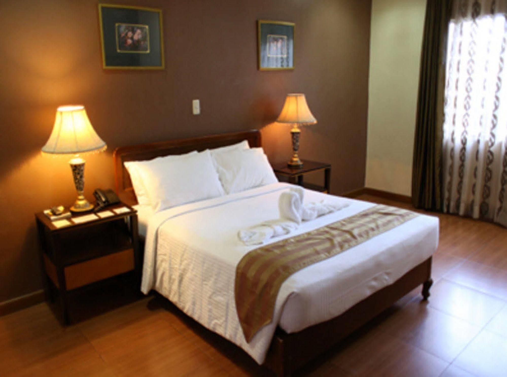 Crown Royale Hotel Balanga Dış mekan fotoğraf