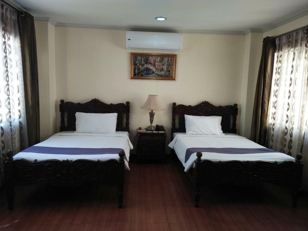 Crown Royale Hotel Balanga Dış mekan fotoğraf