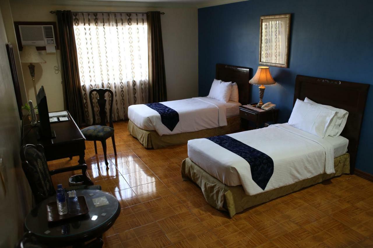 Crown Royale Hotel Balanga Dış mekan fotoğraf